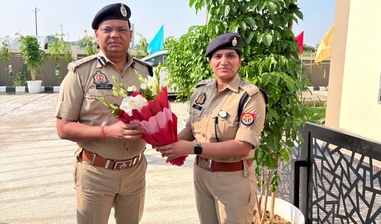 फर्रुखाबाद: डीआईजी कानपुर रेंज के फतेहगढ़ आगमन पर एसपी और अधिकारियों ने पुष्पगुच्छ भेंट कर किया स्वागत, गारद ने दी सलामी