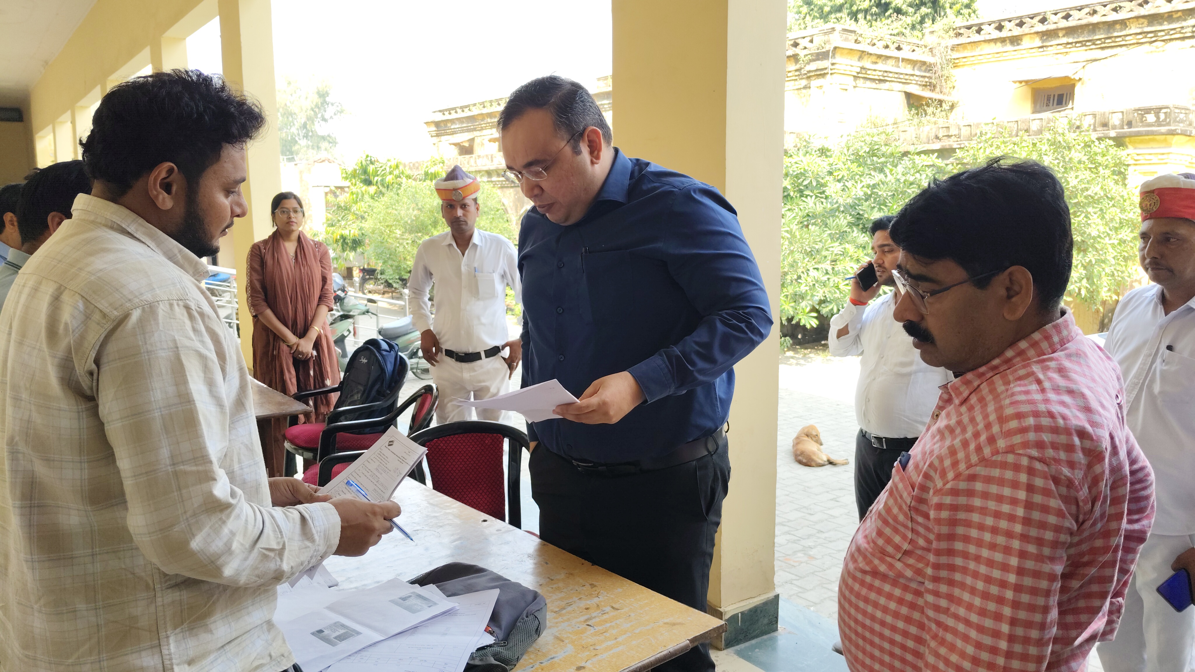  कासगंज  जिलाधिकारी प्रणय सिंह ने विभिन्न मतदान बूथों का किया निरीक्षण, व्यवस्थाओं का लिया जायजा।