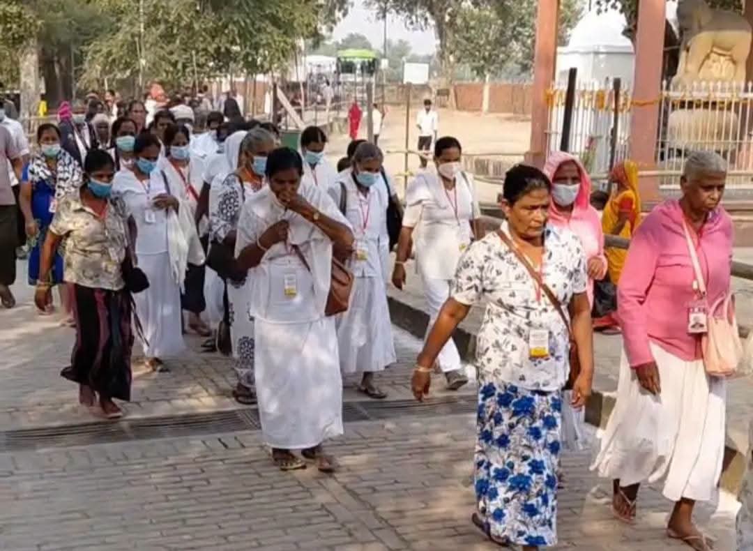 फर्रुखाबाद:संकिसा में बौद्ध महोत्सव का भव्य शुभारंभ, श्रीलंका से पहुंचे श्रद्धालुओं ने की स्तूप की परिक्रमा