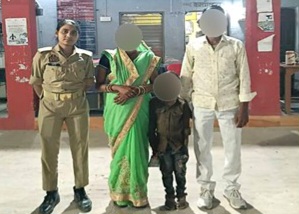 फर्रुखाबाद : मेरापुर पुलिस की तत्परता से  संकिसा बौद्ध मेला घूमते समय बिछड़ा बच्चा मात्र 05 घंटे के भीतर सकुशल परिजनों के सुपुर्द