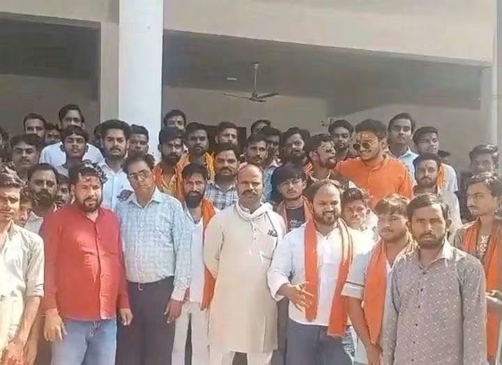 फर्रुखाबाद में बजरंग दल कार्यकर्ता से मारपीट और पुलिस लाठीचार्ज के आरोप, VHP ने DM को सौंपा ज्ञापन