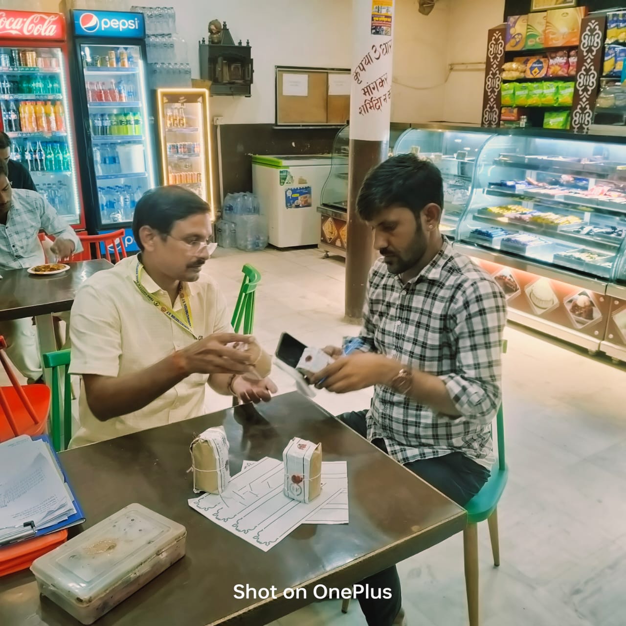 प्रयागराज: जनपद में साठ फिट रोड,गौस नगर,करेली स्थित  अंबिका बीकानेर मिष्ठान भंडार की रिटेल इकाई का निरिक्षण किया गया 