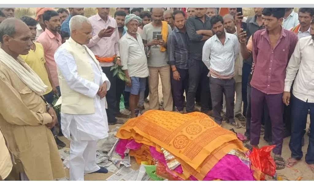 गया:सर्पदंश से पति पत्नी का निधन, विधायक ने पीड़ित परिवार को दी सांत्वना