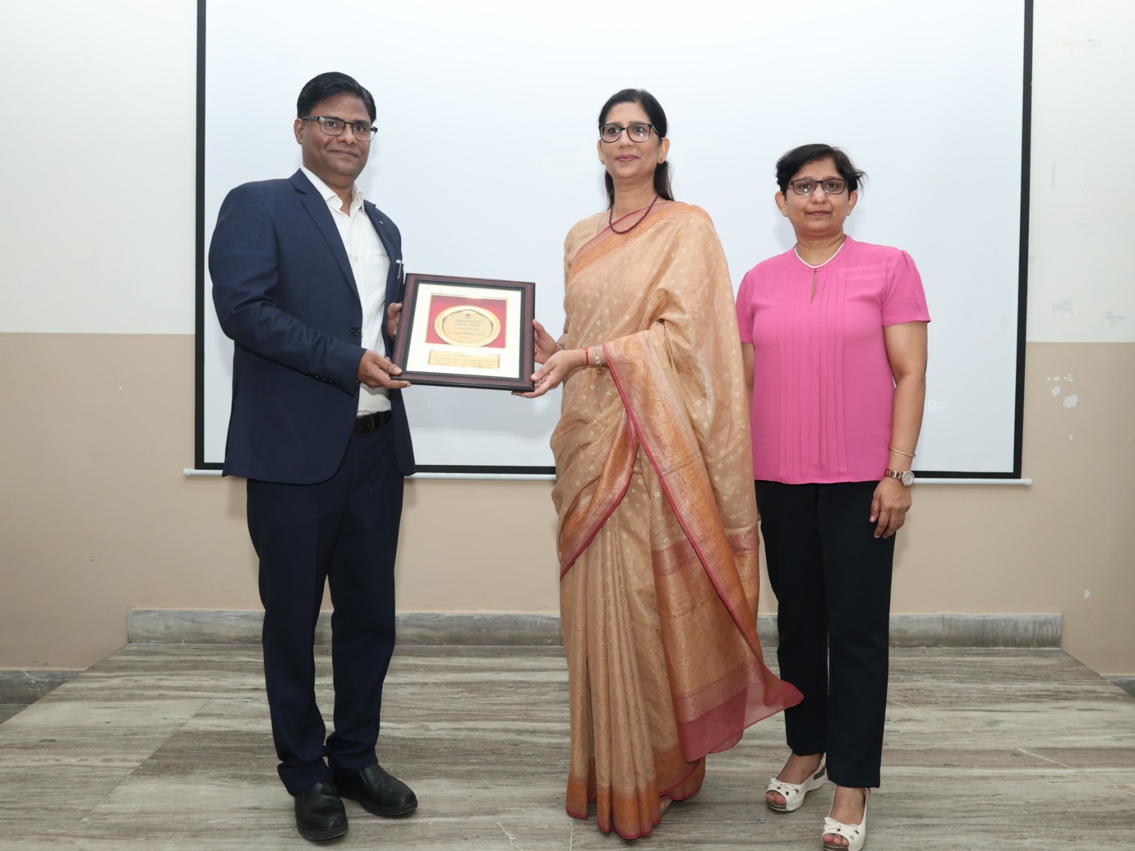 लखनऊ: बाबू बनारसी दास कॉलेज ऑफ डेंटल साइंसेज ने रैगिंग के प्रति 'ज़ीरो टॉलरेंस' नीति दोहराने के लिए एंटी-रैगिंग ओरिएंटेशन कार्यशाला का आयोजन किया