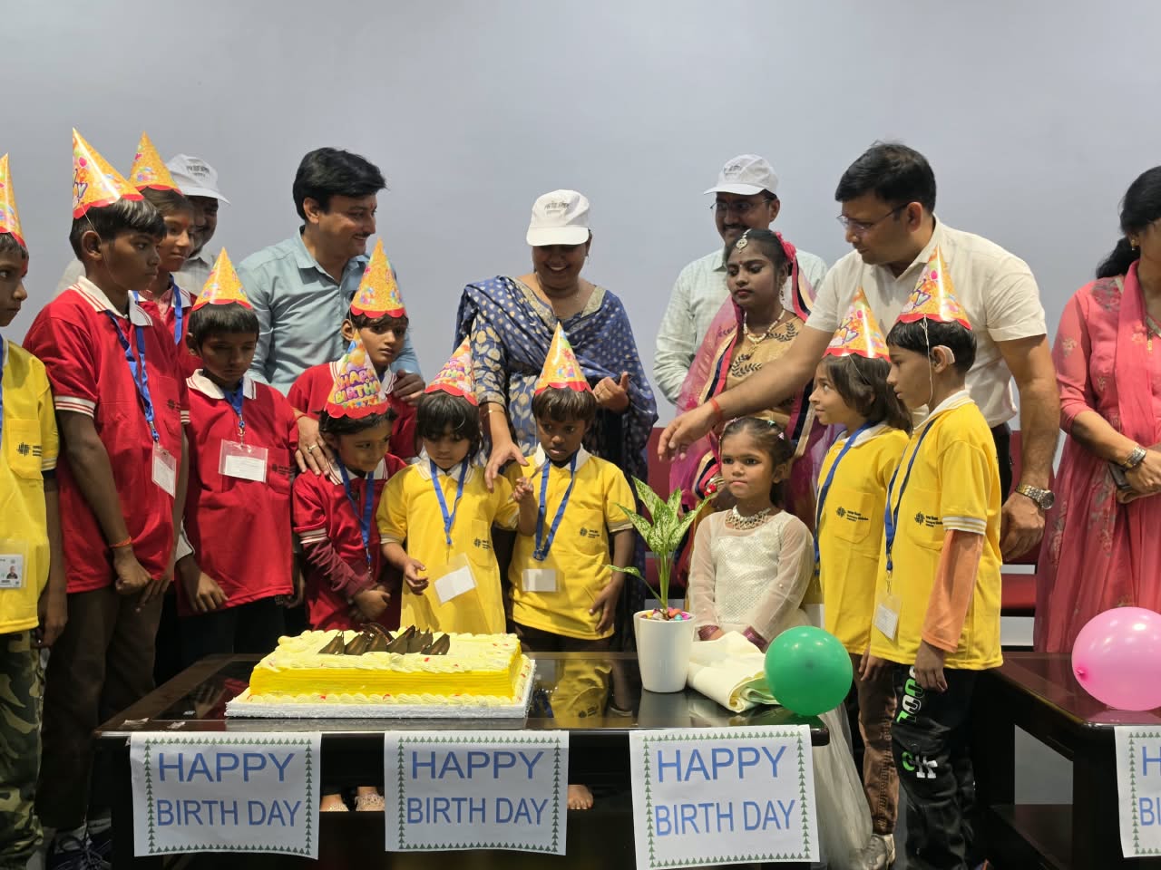 प्रयागराज, मुख्य विकास अधिकारी ने दिव्यांग बच्चों के साथ मनाया उनका जन्मोत्सव, शैक्षिक भ्रमण से मिला ज्ञान और खुशियों का उपहार