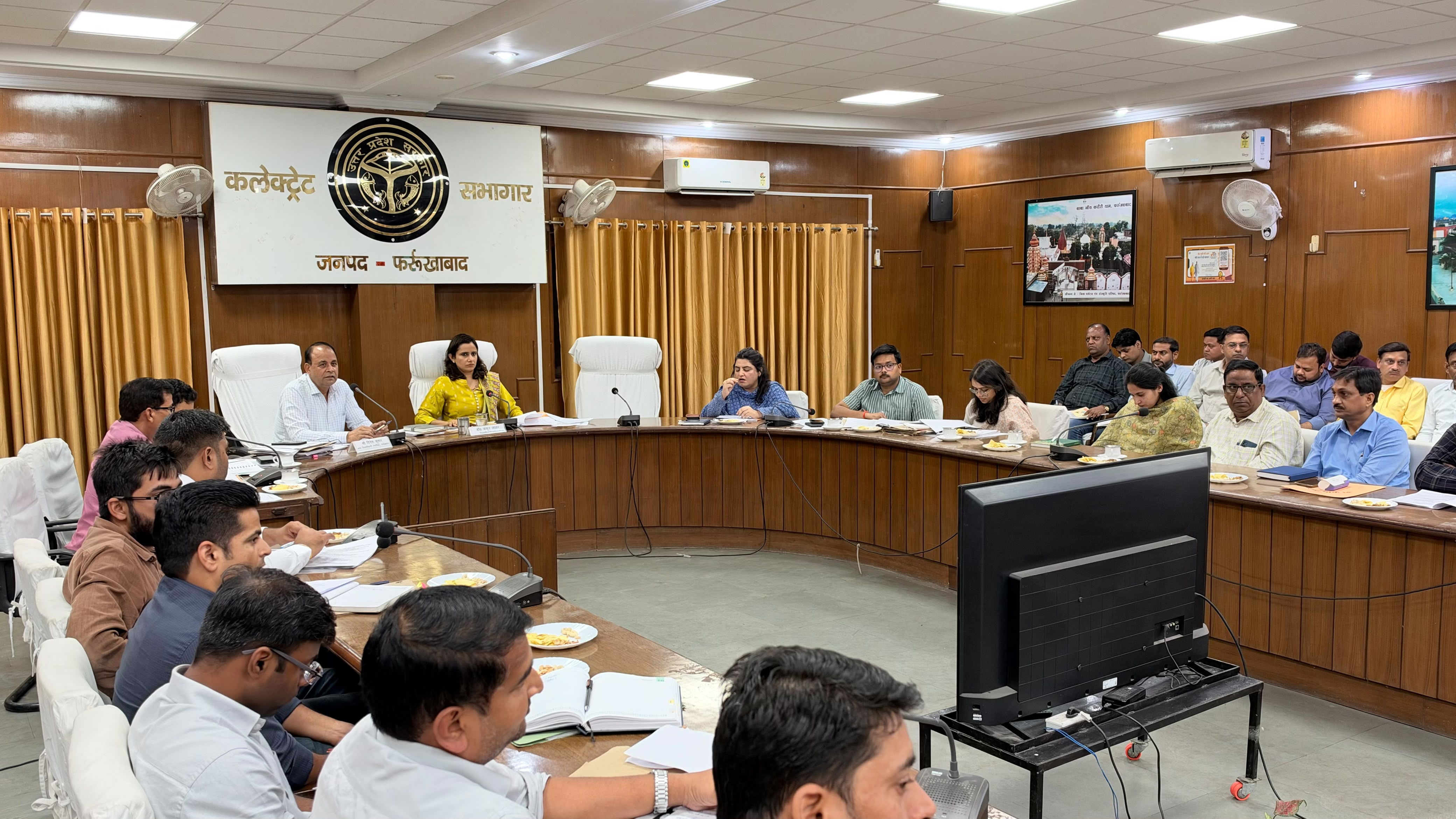 फर्रुखाबाद:कर-करेत्तर एवं राजस्व कार्यों की समीक्षा, आईजीआरएस शिकायतों के गुणवत्तापूर्ण निस्तारण के निर्देश