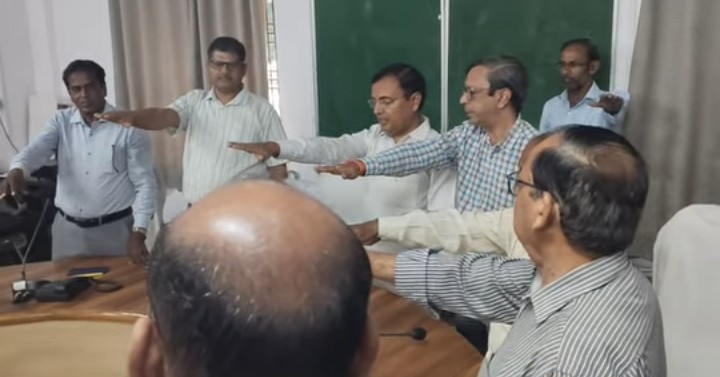 लखीमपुर खीरी : सीएमओ कार्यालय पर हर्षोल्लास के साथ मनाई गई सरदार वल्लभभाई पटेल की जयंती 